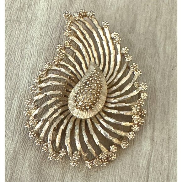 Lisner Vintage Gold Tone Brooch Pin Textured Metal Openwork 2 1/4" x 1 3/4" - Picture 3 of 7